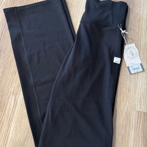 Vuori All The Feels Straight Leg pants in black. Size XS, NWT